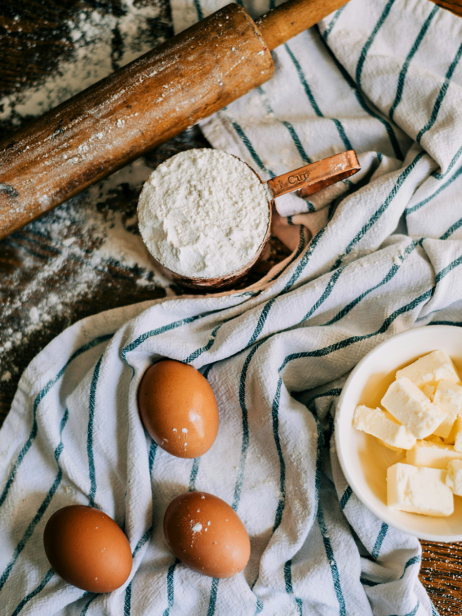 Tepung, telur, dan rolling pin